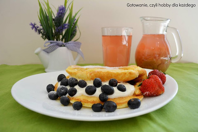 Omlet biszkoptowy z serkiem i borówkami z kompotem z rabarbaru