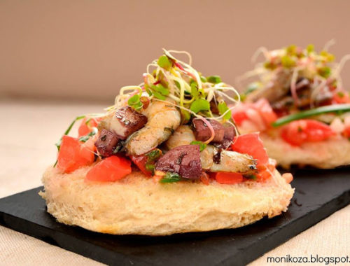 Salsa pomidorowa z krewetkami smażonymi na maśle z dodatkiem wina na chrupiącej grzance