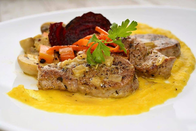 Polędwica wieprzowa w sosie pieczarkowym na białym winie z puree z dyni, glazurowanymi marchewkami oraz chipsem z buraka