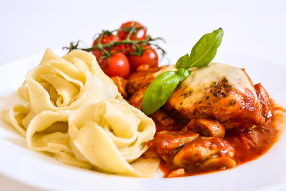pierś z kurczaka zapieczoną z mozarellą w sosie pomidorowym z pieczarkami i domowym makaronem tagliatelle