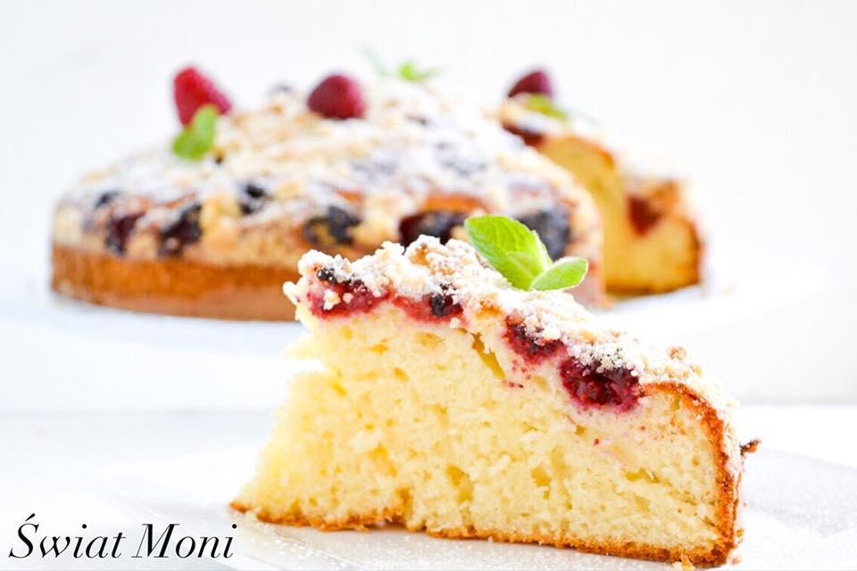 Proste i pyszne ciasto jogurtowe z malinami i kruszonką