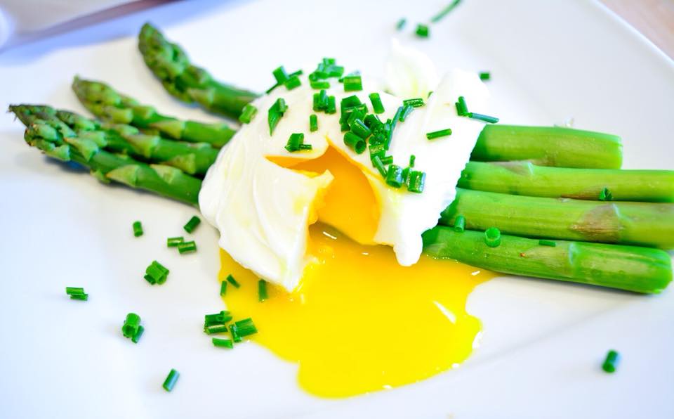 Jajko w koszulce i szparagi