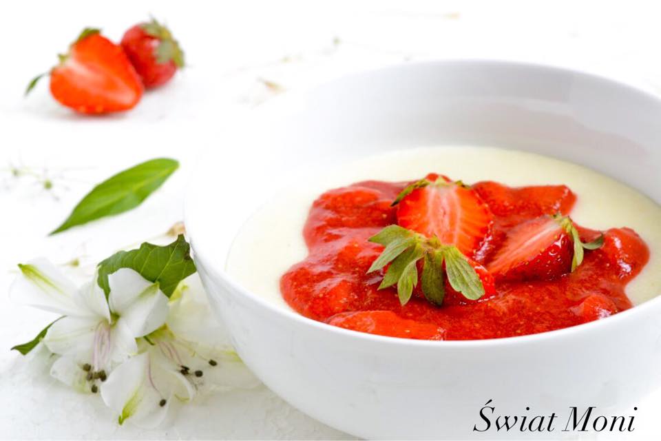 Kasza manna z sosem truskawkowym