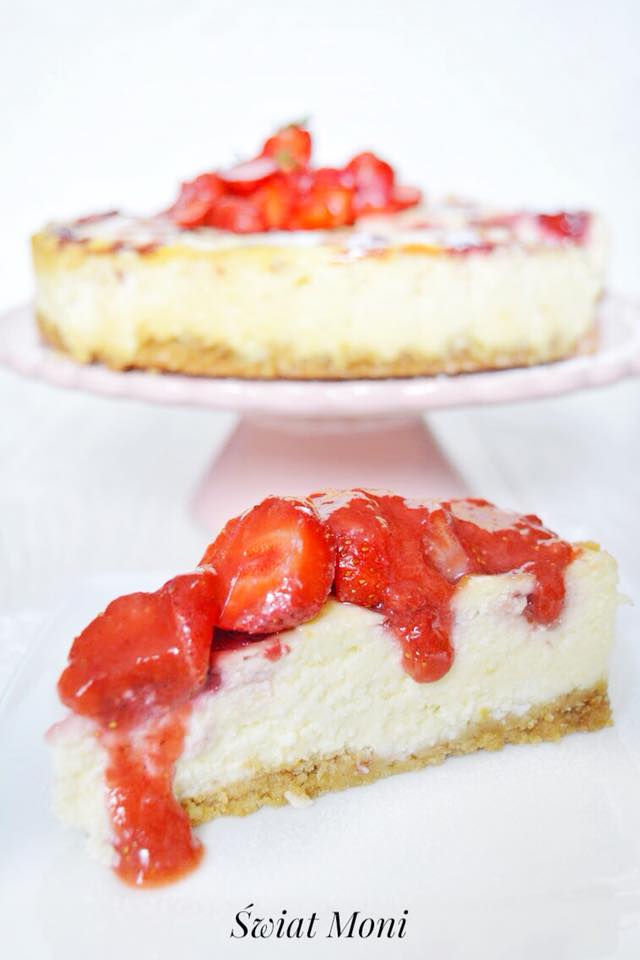 Kremowy sernik z truskawkami