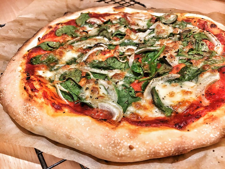 Włoska pizza z mozarellą, szpinakiem i cebulą