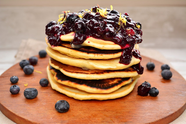 Puszyste pancakes z sosem borówkowym