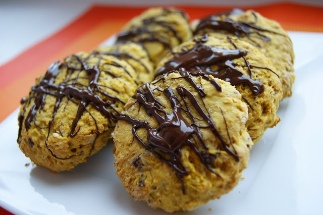 Ciastka owsiane z puree z dyni, imbirem i kawałkami czekolady gorzkiej