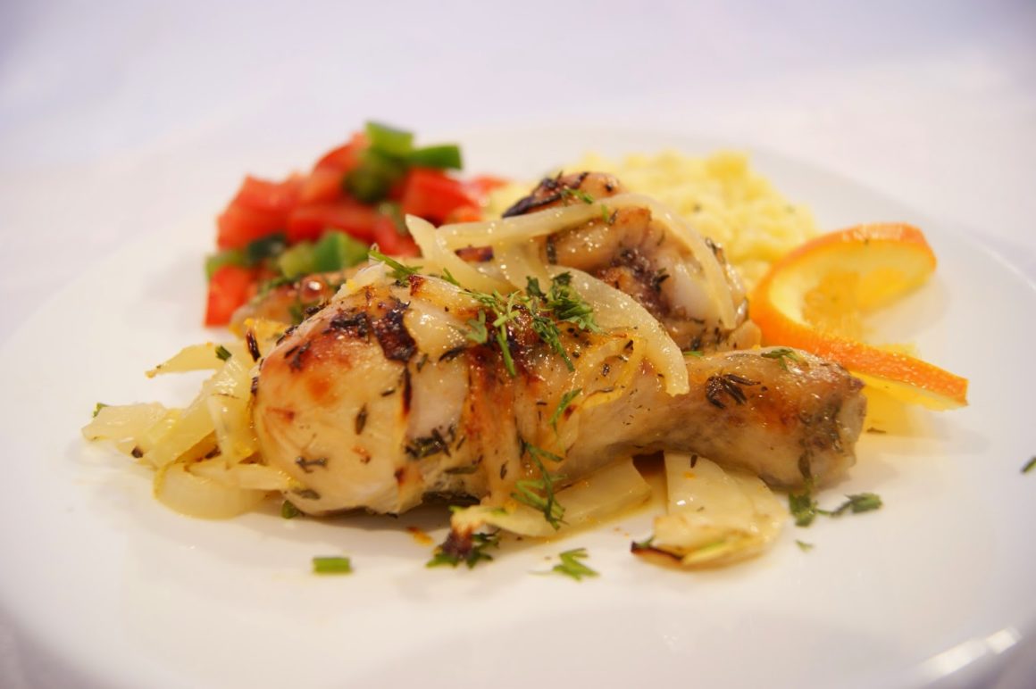 Pieczone podudzia z kurczaka zapiekane z koprem włoskim, cebulą z lekką nutą pomarańczy