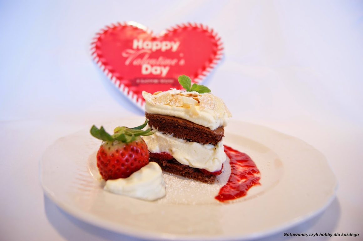 Walentynkowy mini torcik serce z kremem z białą czekoladą, prażonymi migdałami i musem truskawkowym