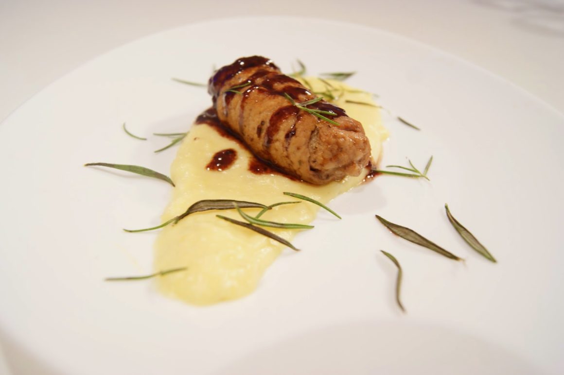 Roladka wieprzowa nadziana suszonymi śliwkami z sosem śliwkowo - winnym z puree ziemniaczanym