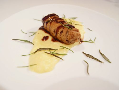 Roladka wieprzowa nadziana suszonymi śliwkami z sosem śliwkowo - winnym z puree ziemniaczanym