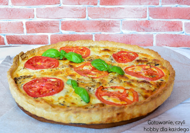Quiche z kurczakiem, mozarellą, cebulą i pomidorami