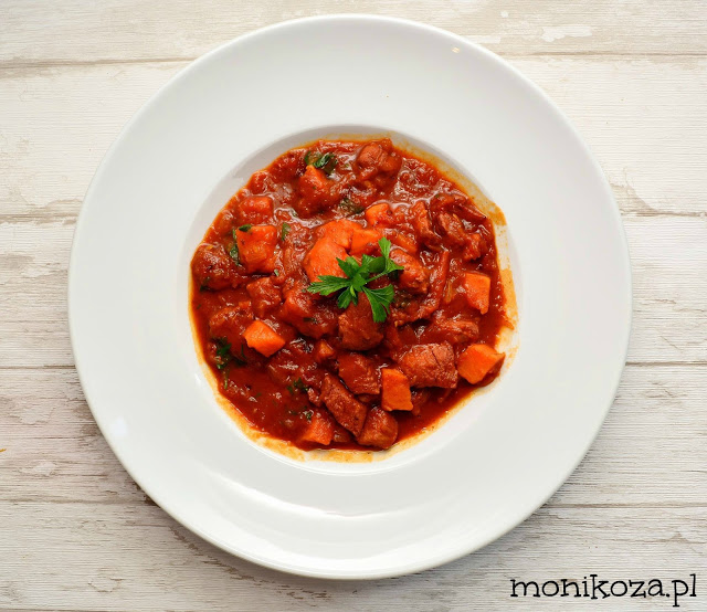 Rozgrzewający gulasz z kurczakiem, batatem, dynią