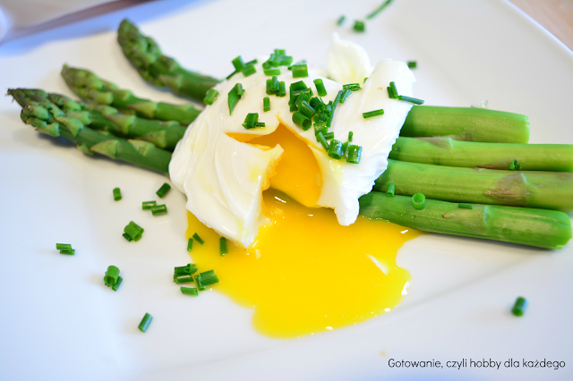 Szparagi z jajkiem w koszulce ze szczypiorkiem