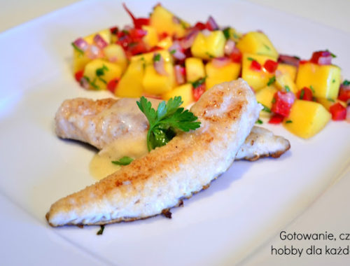 Smażony kurek czerwony z sosem śmietanowo cytrynowym z salsą z mango