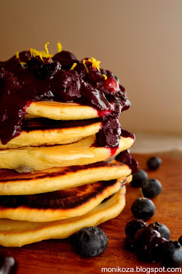 pan4 Puszyste pancakes z sosem borówkowym