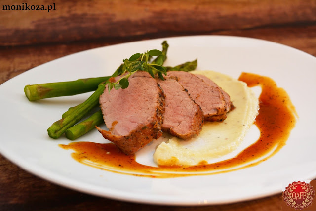 Polędwica wieprzowa QAFP z sosem musztardowym z puree z kalafiora i szparagami