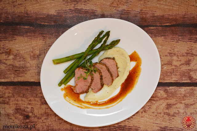 Polędwica wieprzowa QAFP z sosem musztardowym z puree z kalafiora i szparagami qafp5 Polędwica wieprzowa QAFP z sosem musztardowym z puree z kalafiora i szparagami